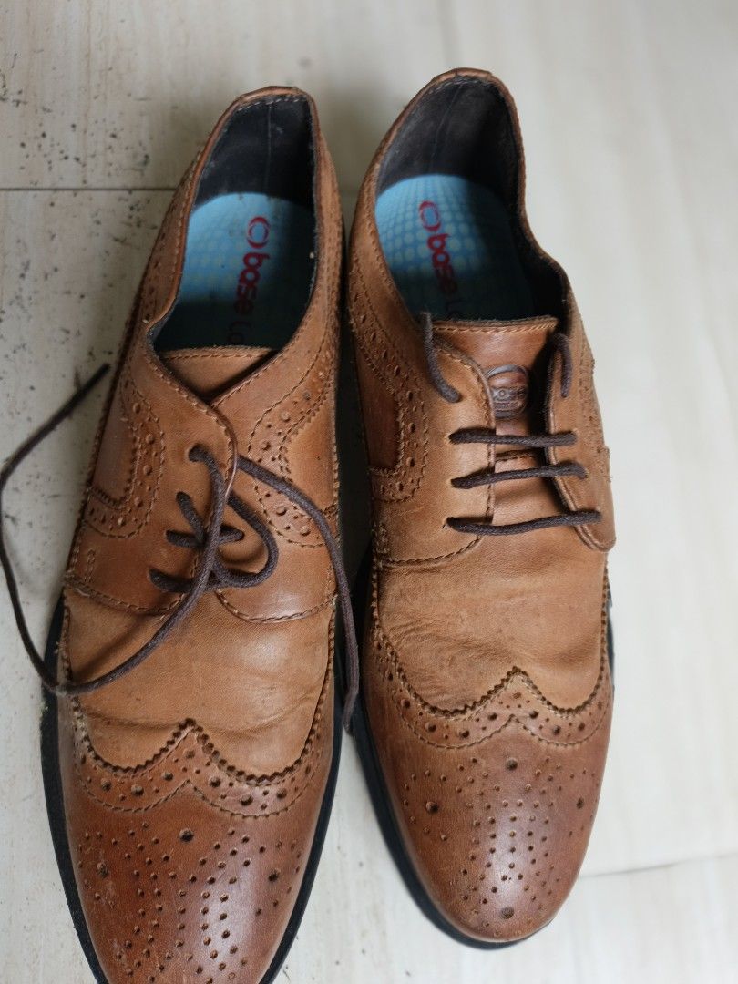 PRELOVED MEN'S LEATHER BROGUE SHOES (Category: Casual Shoes) located in Marikina City. Submitted by amari.stylesph (Listing ID 1463324836, Image 2). Description: 👞 PRELOVED MEN'S LEATHER BROGUE SHOES Classic brown leather brogue shoes — perfect for office wear, formal occasions, or smart casual outfits! DM to inquire size ✨ Stylish wingtip brogue detailing ✨ Genuine leather appearance ✨ Lace-up design ✨ Classic brown finish 💰 LAST PRICE: ₱1,000