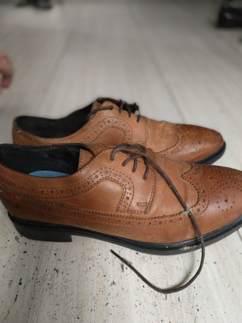 PRELOVED MEN'S LEATHER BROGUE SHOES (Category: Casual Shoes) located in Marikina City. Submitted by amari.stylesph (Listing ID 1463324836, Image 3). Description: 👞 PRELOVED MEN'S LEATHER BROGUE SHOES Classic brown leather brogue shoes — perfect for office wear, formal occasions, or smart casual outfits! DM to inquire size ✨ Stylish wingtip brogue detailing ✨ Genuine leather appearance ✨ Lace-up design ✨ Classic brown finish 💰 LAST PRICE: ₱1,000