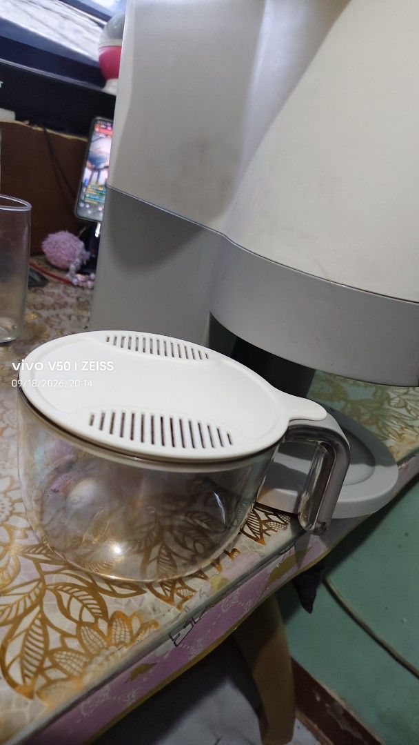 Preloved Rice dispenser (Category: Other Kitchenware & Tableware) located in Manila. Submitted by chaychayprelovedshop (Listing ID 1463323807, Image 2). Description: - White and grey rice dispenser - Includes glass carafe and lid - rice level indicator on the side - Stylish rose gold accent knob - Tested and confirmed working.