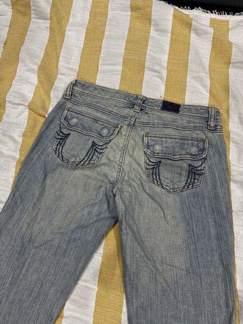 Prem Quality Capris 👖🪡 (Category: Other Bottoms) located in Manila. Submitted by miaashleig01810 (Listing ID 1463223991, Image 1). Description: (prices are negotiable) ✨ ~ 450 bundle for the other capris listed •W26-28 L28 (best fit for smaller frames) •Color: vintage light wash denim • Fabric: hard denim • Price: 250 ⭐️ Meet up: around greenwoods exec. vill./feu mnl campus/pasig palengke ⭐️ Lalamove: sf shouldered by buyer .