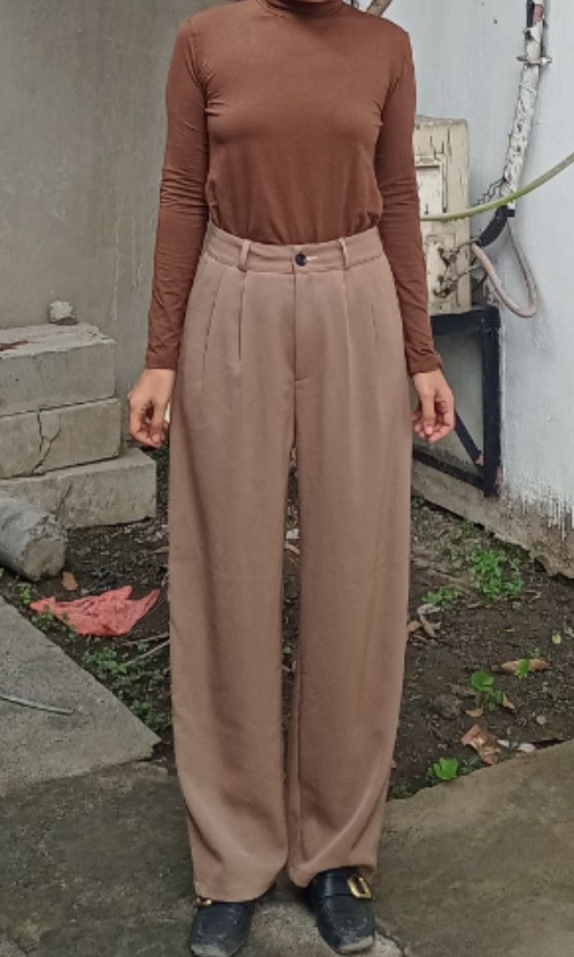 Premium chic brown Highwaist trouser (Category: Other Bottoms) located in Davao. Submitted by kannikasok1987 (Listing ID 1463129710, Image 2). Description: Wd side pocket Waist 27-28 Hips 38 L 40 mall quality.