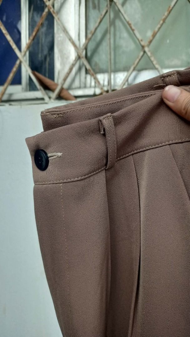 Premium chic brown highwaist trouser (Category: Other Bottoms) located in Davao. Submitted by irisrazona16792 (Listing ID 1463166687, Image 2). Description: Wd side pocket Waist 27-28 Hips 38 L 40 mall quality.