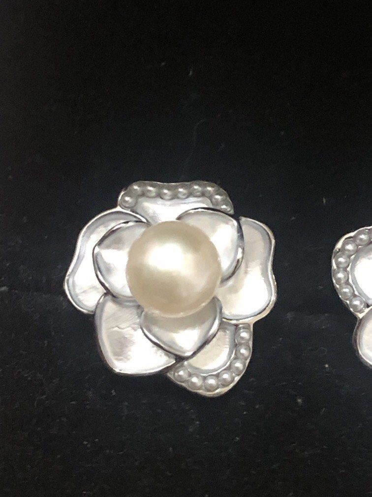 Pretty pearl earring flower design. (Category: Earrings) located in Quezon City. Submitted by thestoreofhappinessph (Listing ID 1463273129, Image 1). Description: Flower pearl earring MOP GCash ships via Jnt Shipping fee included No cod.