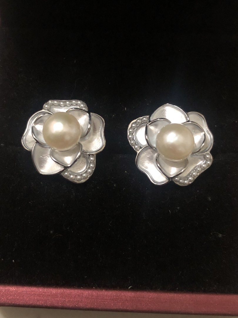 Pretty pearl earring flower design. (Category: Earrings) located in Quezon City. Submitted by thestoreofhappinessph (Listing ID 1463273129, Image 2). Description: Flower pearl earring MOP GCash ships via Jnt Shipping fee included No cod.