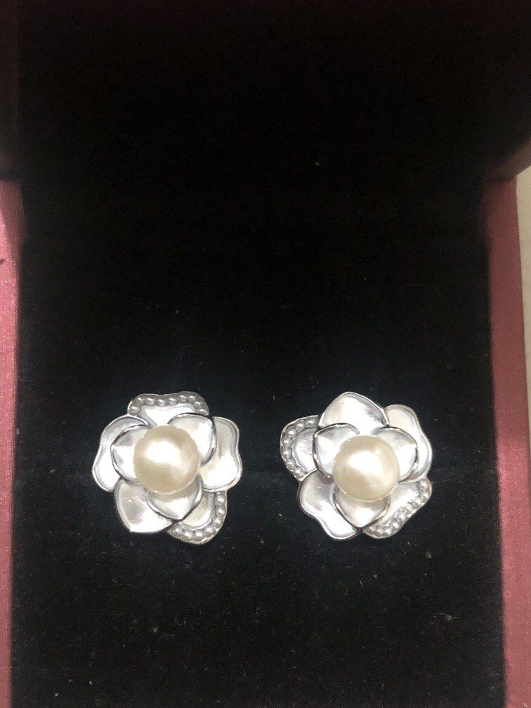 Pretty pearl earring flower design. (Category: Earrings) located in Quezon City. Submitted by thestoreofhappinessph (Listing ID 1463273129, Image 3). Description: Flower pearl earring MOP GCash ships via Jnt Shipping fee included No cod.