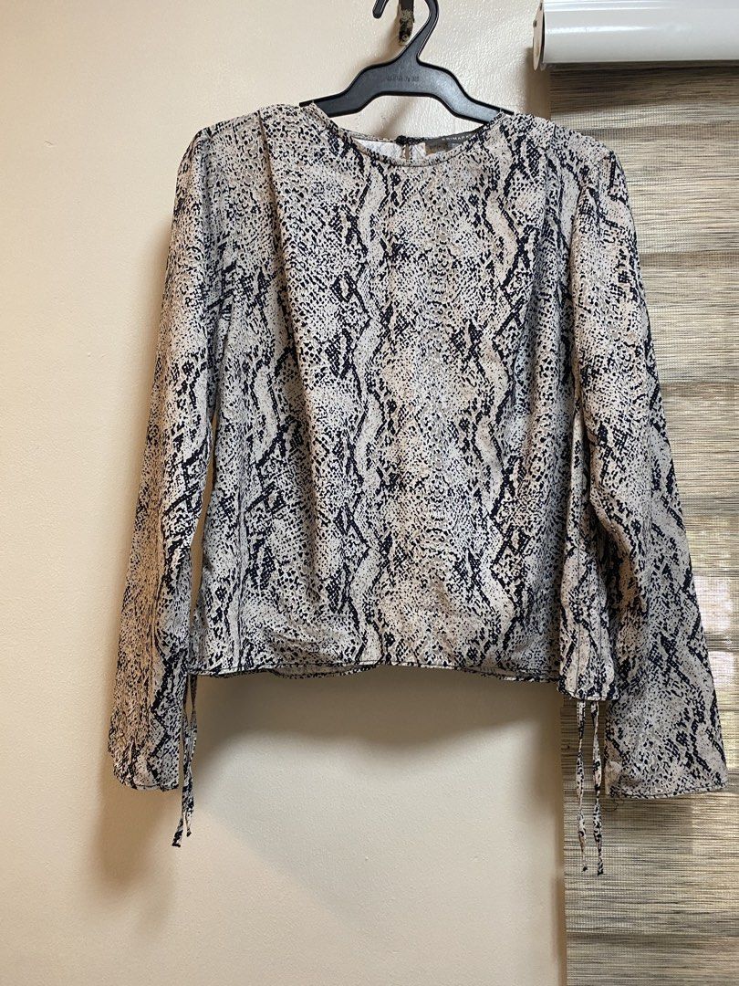 Primark Snake Print Long Sleeve Top (Category: Longsleeves) located in Cavite. Submitted by yc.shoppemnl (Listing ID 1463125713, Image 1). Description: - Stylish Primark long sleeve top - Features a cool snake print - Adjustable tie details on the sleeves - Versatile: pairs well with jeans or skirts - Made in Turkey.