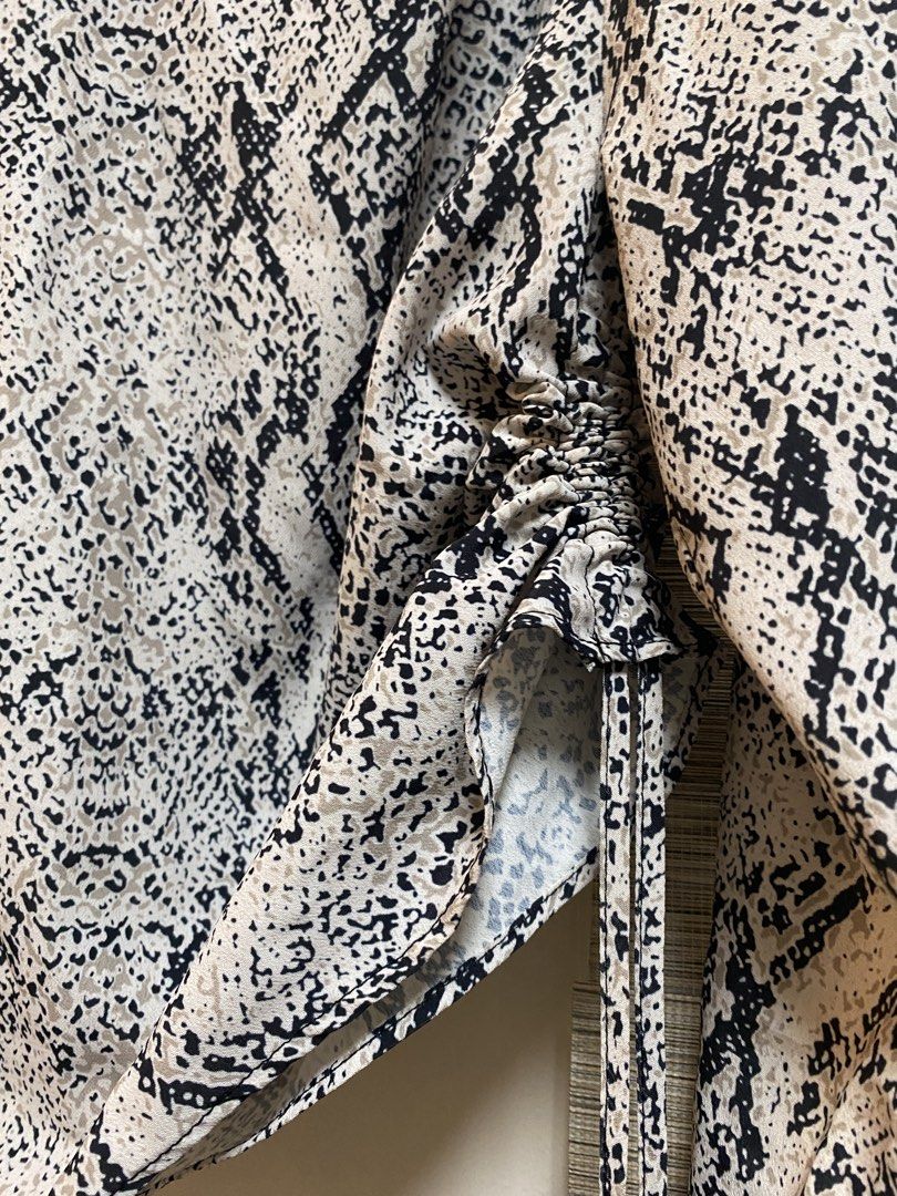 Primark Snake Print Long Sleeve Top (Category: Longsleeves) located in Cavite. Submitted by yc.shoppemnl (Listing ID 1463125713, Image 2). Description: - Stylish Primark long sleeve top - Features a cool snake print - Adjustable tie details on the sleeves - Versatile: pairs well with jeans or skirts - Made in Turkey.