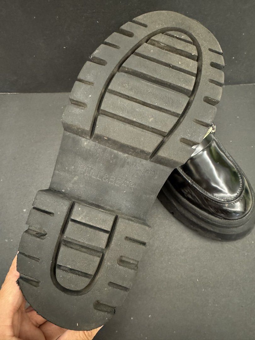 Pull & Bear （分類：Loafers）位於 Hong Kong。 由 superfun888 提交（商品編號 1463235735，圖片 3）。簡介： Pull & Bear Size 38 快要優先。