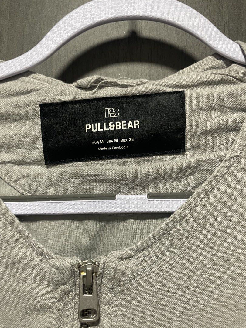 Pull & Bear Grey Bomber Jacket Size M (Category: Coats, Jackets and Outerwear) located in Makati City. Submitted by cm_preloved (Listing ID 1463255415, Image 2). Description: - Grey bomber jacket from Pull & Bear - Zip-up front - Elasticated hem and cuffs - Made from a polyester and cotton blend - oversized fit.