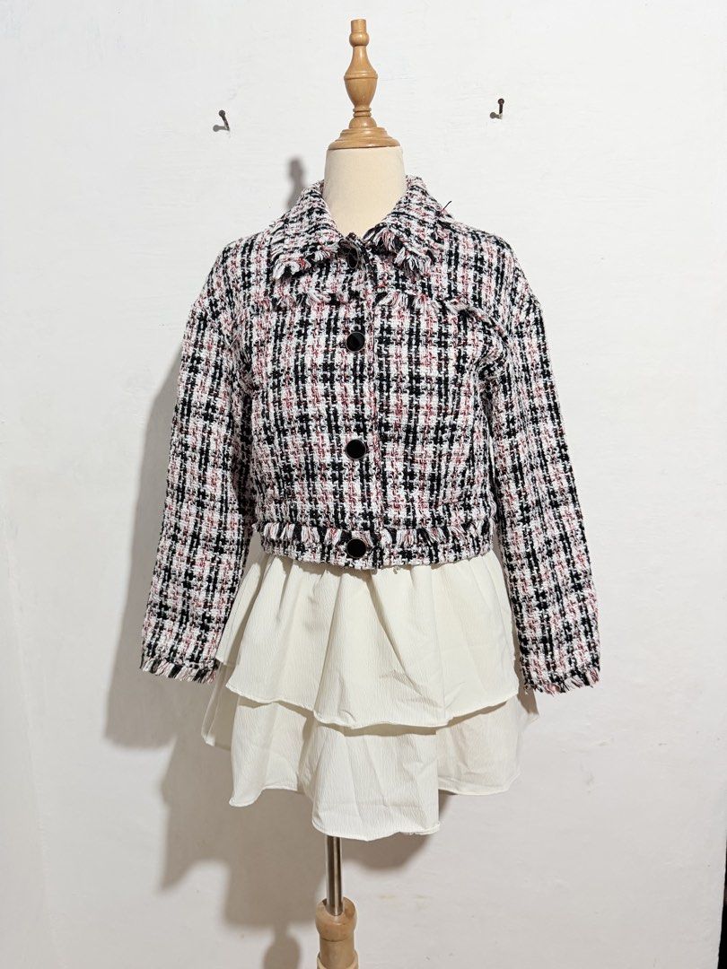 Pure Tweed Blazer (Category: Coats, Jackets and Outerwear) located in Manila. Submitted by micahgn_.943 (Listing ID 1463229421, Image 3). Description: Condition : Good as new Small - Medium.