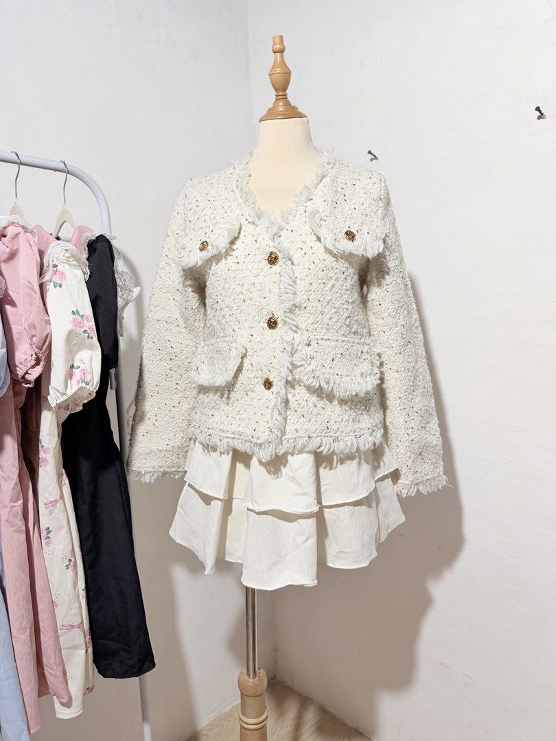 Pure Tweed Blazer (Thick) (Category: Coats, Jackets and Outerwear) located in Manila. Submitted by micahgn_.943 (Listing ID 1463226247, Image 1). Description: Condition : 10/10 Small - Semi Large.