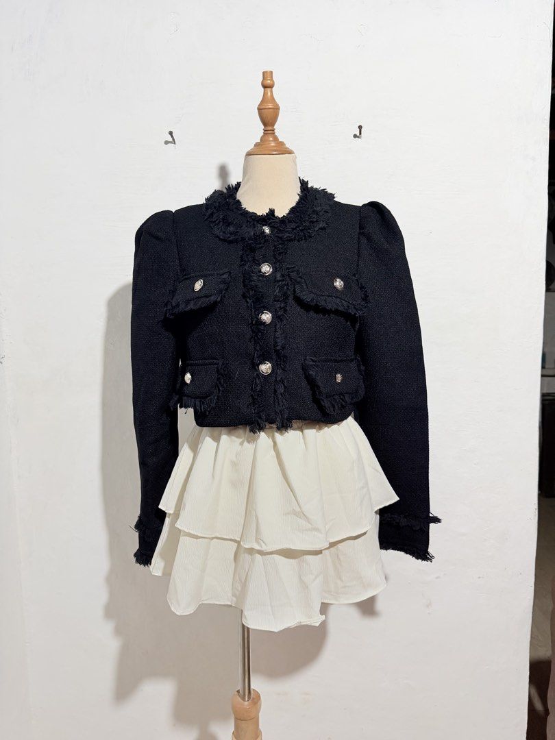 Pure Tweed Blazer (Thick) (Category: Coats, Jackets and Outerwear) located in Manila. Submitted by micahgn_.943 (Listing ID 1463229088, Image 3). Description: Condition : Good as new Small - Medium.