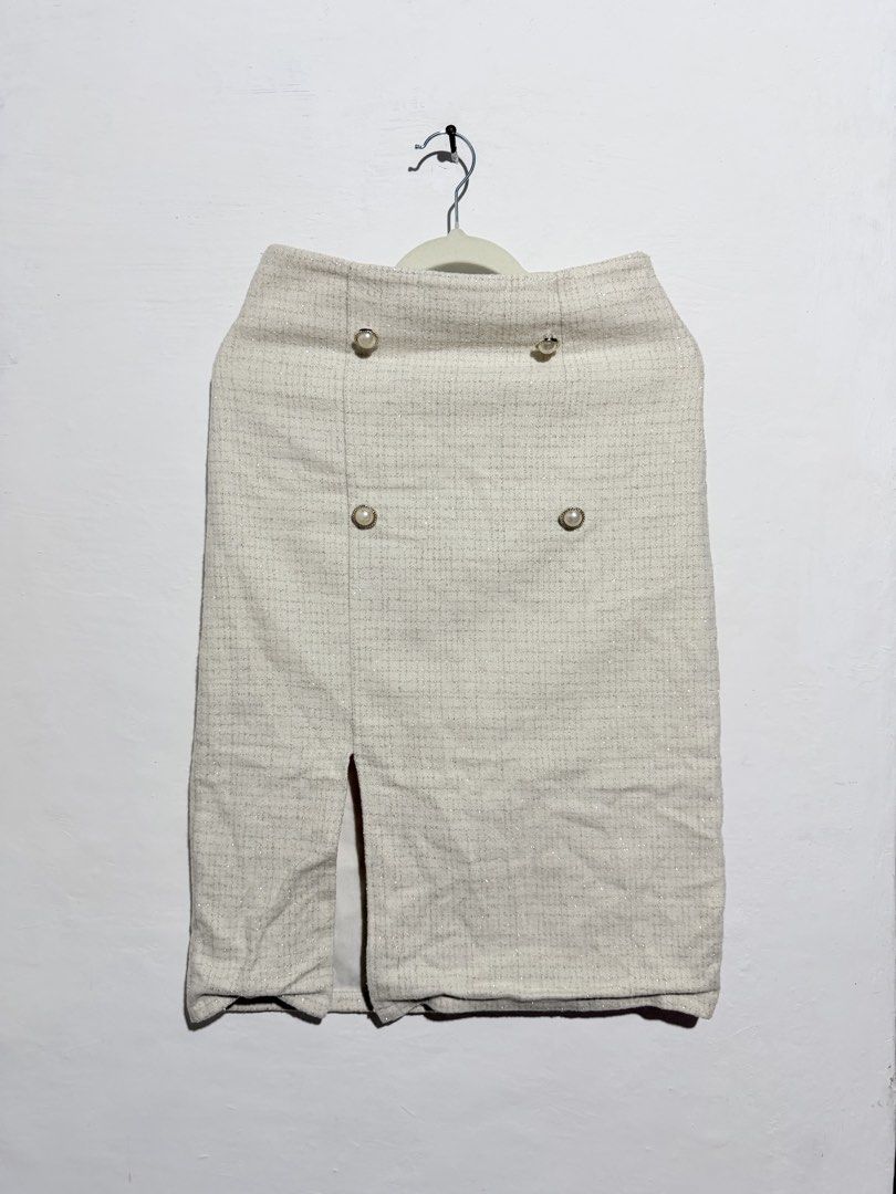 Pure Tweed Skirt (Category: Skirts) located in Manila. Submitted by micahgn_.943 (Listing ID 1463230184, Image 3). Description: Condition : Good as new 26-27 inch waist 23 inch length.