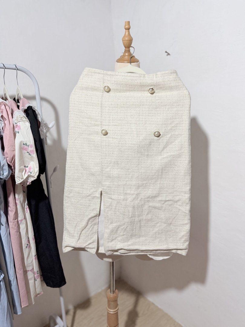 Pure Tweed Skirt (Category: Skirts) located in Manila. Submitted by micahgn_.943 (Listing ID 1463230184, Image 1). Description: Condition : Good as new 26-27 inch waist 23 inch length.
