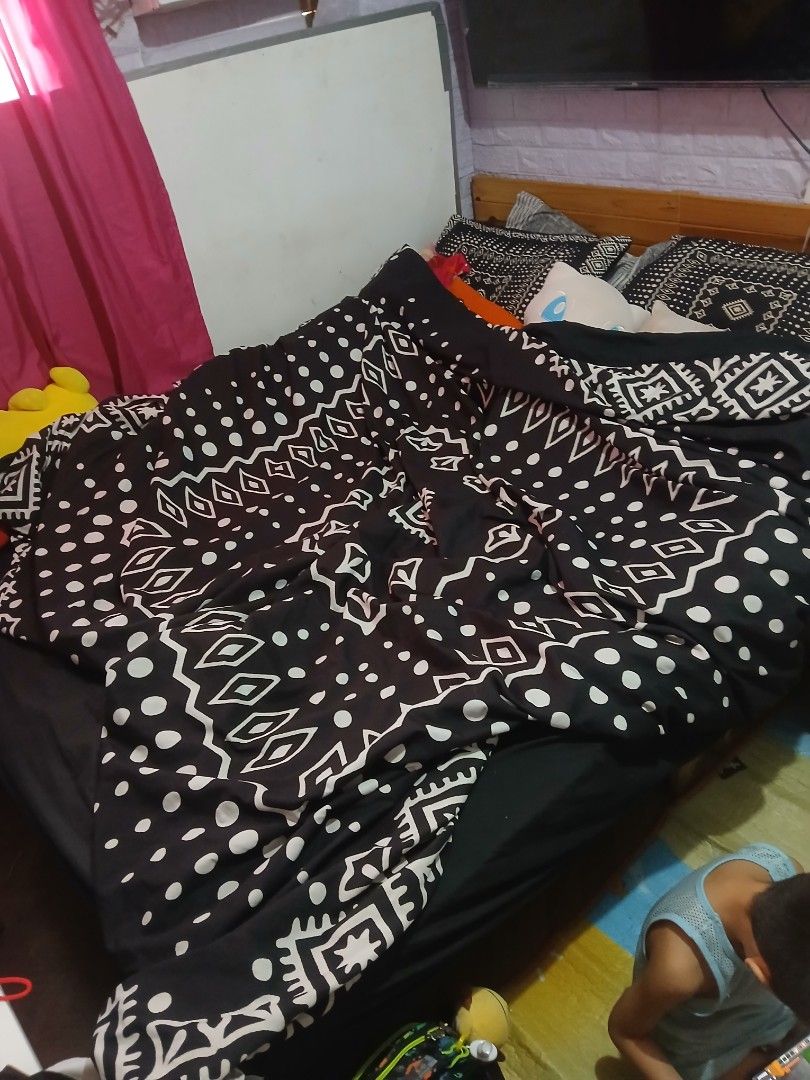 Queen Size Pallet Frame with 7inch Mattress (Category: Bed Frames & Mattresses) located in Quezon City. Submitted by renadetorres (Listing ID 1463150914, Image 1). Description: #MovingOutSale Will be moving this end of month na! So prio sa bibili agad like now na (char haha) Pallet Bed Frame (split type, so easy to transport, as in hiwalay sya) pero fixed na ung headboard sa isang side No issues, currently using ofc 7inch spring mattress, seachoi