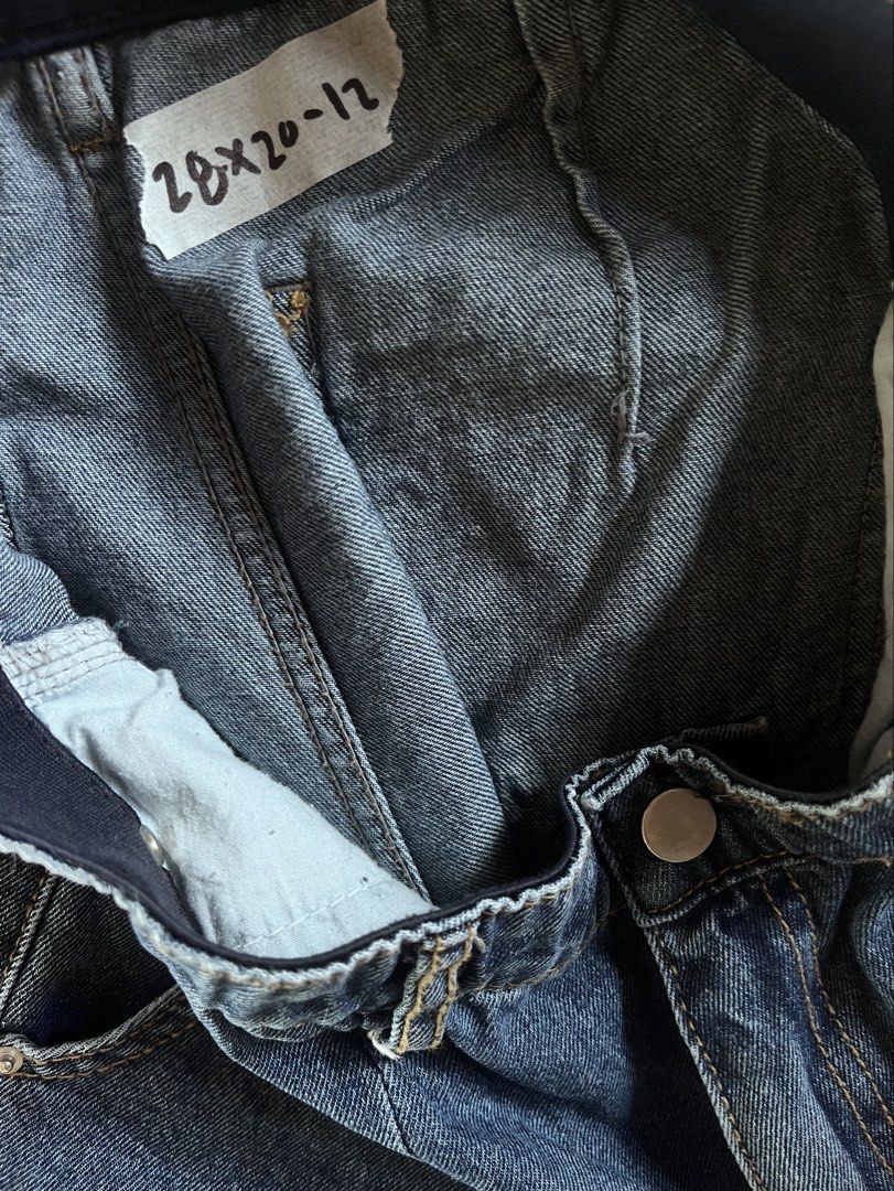 Random (Category: Shorts) located in Manila. Submitted by lardo.599 (Listing ID 1463204561, Image 3). Description: Issue❌ W-28 L-20 LO-12.