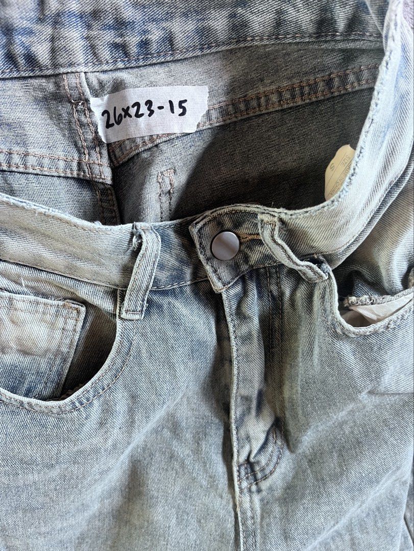 Random baggy jorts (Category: Shorts) located in Manila. Submitted by lardo.599 (Listing ID 1463205547, Image 3). Description: Issue❌ W-26 L-23 LO-15.