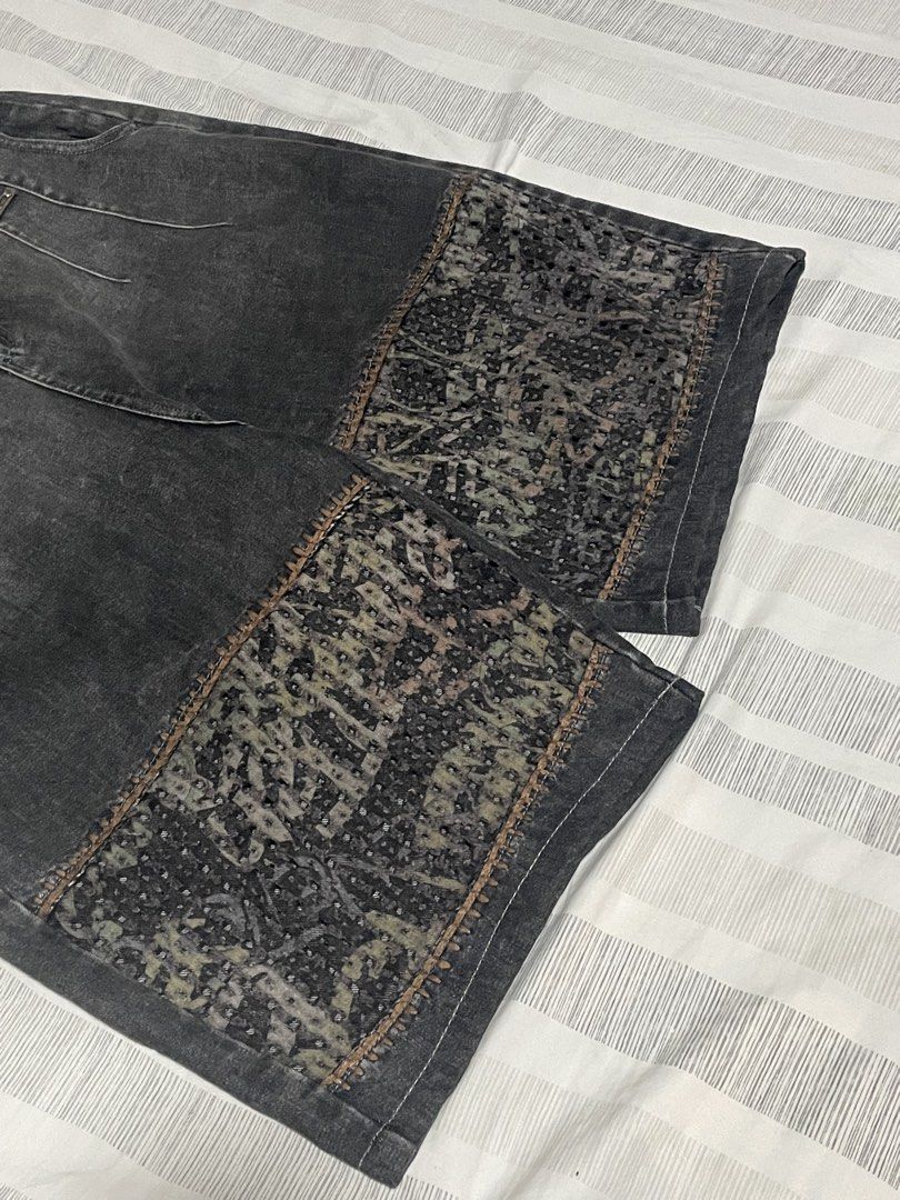 Random Vintage Jorts (Category: Shorts) located in Bacolod City. Submitted by claiiyy (Listing ID 1463241709, Image 2). Description: W - 28 L - 27 H - 13 LONG JORTS DM FOR MORE INFO/DETAILS.