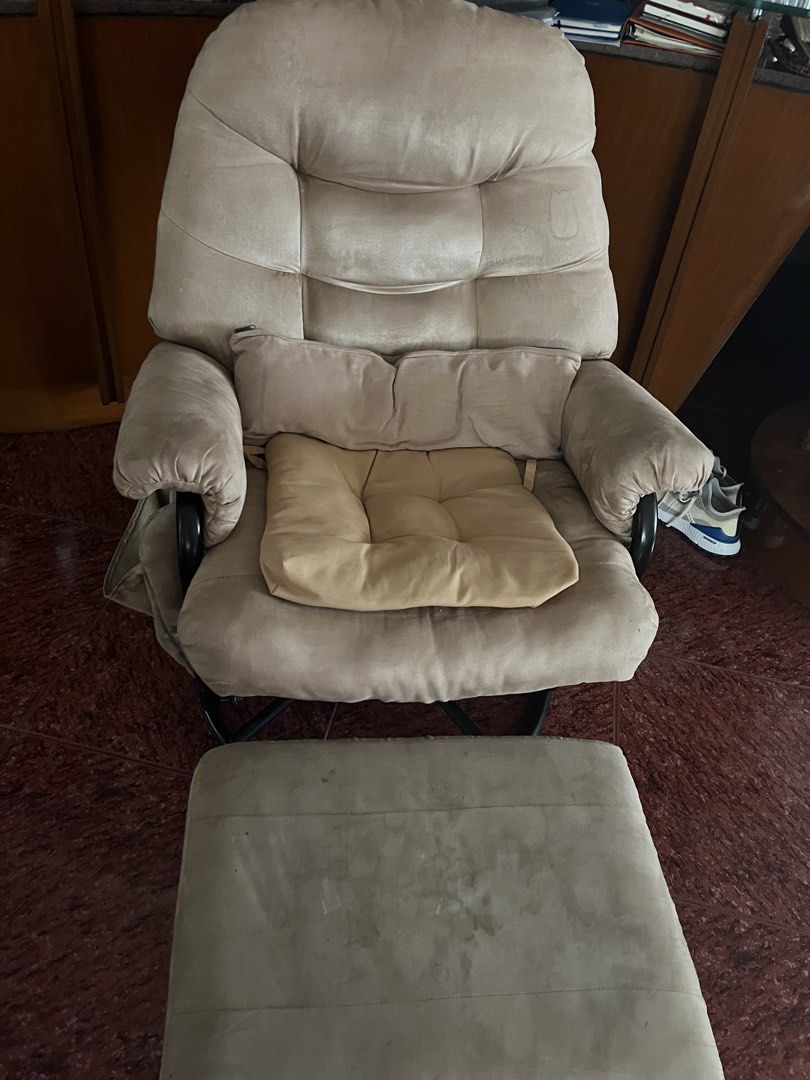Recliner (Category: Chairs) located in Quezon City. Submitted by tangled8 (Listing ID 1463228989, Image 1). Description: Recliner .