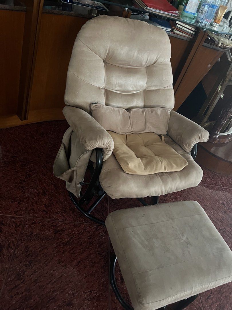 Recliner (Category: Chairs) located in Quezon City. Submitted by tangled8 (Listing ID 1463228989, Image 2). Description: Recliner .