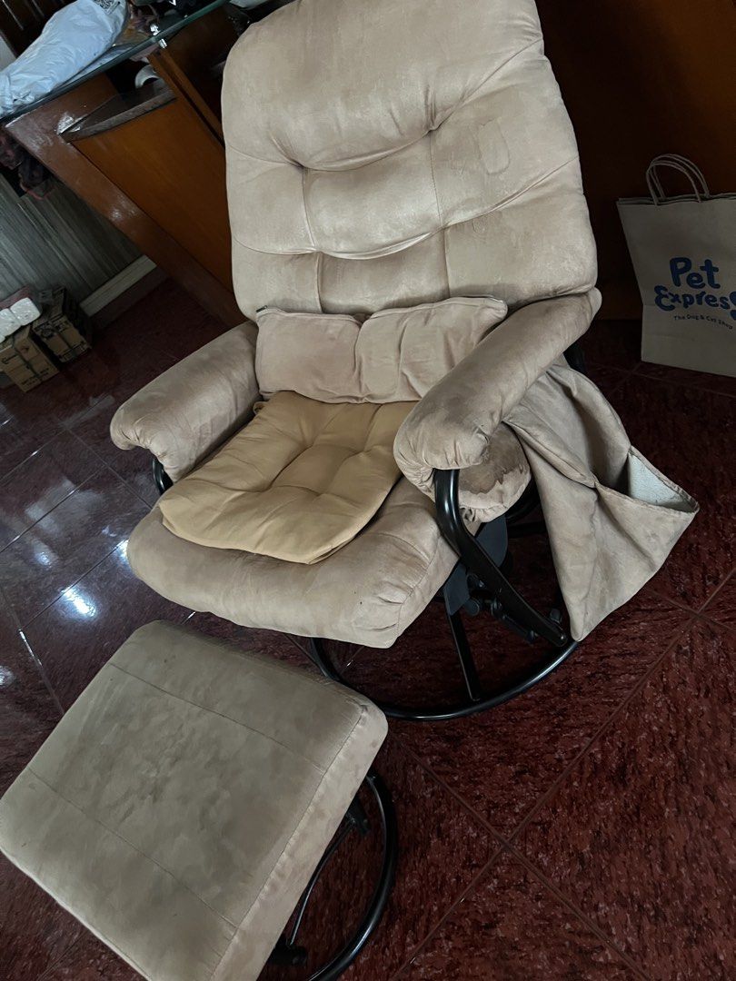 Recliner (Category: Chairs) located in Quezon City. Submitted by tangled8 (Listing ID 1463228989, Image 3). Description: Recliner .