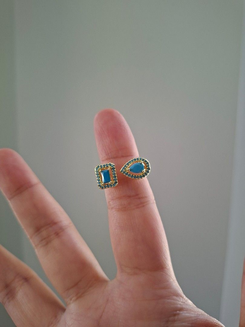 Rectangular and Pear Cut Turquoise Illusion Ring Adjustable (Category: Rings) located in Dasmarinas. Submitted by danabrie22 (Listing ID 1463194145, Image 1). Description: adjustable size 5 - 9 very well-made, excellent crafstmanship 10/10 condition brand new stainless steel & turquoise-colored zirconia stones made in Hongkong.