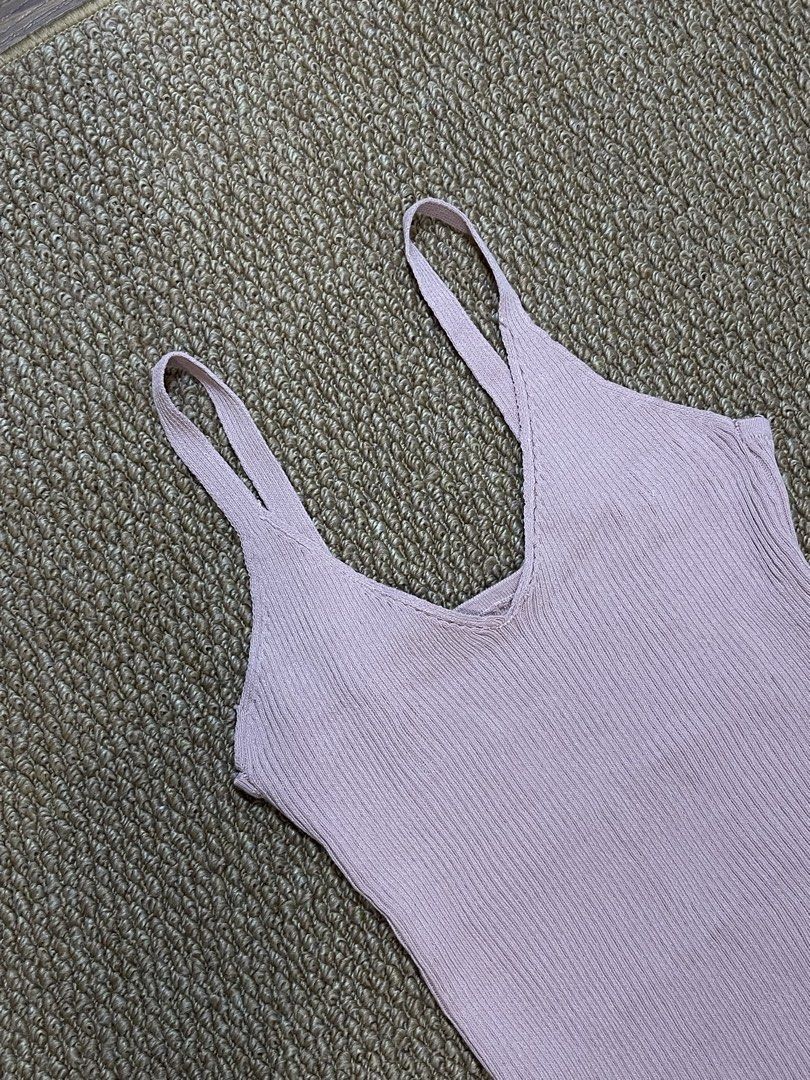 Ribbed V-Neck Tank Top (Knitted) - S (Category: Sleeveless) located in Pasig City. Submitted by miafml-closet-cleanout (Listing ID 1463143945, Image 2). Description: - fabric is super nice & flattering! - fits small frames - looks more warm pink in person posted price is fixed! will not respond to hagglers. get a discount when you get 5+ items! 💵 mop: gcash / bdo / maribank / unionbank 🛵 courier: any. this is arranged by the buyer 🙅🏻‍♀️ no re