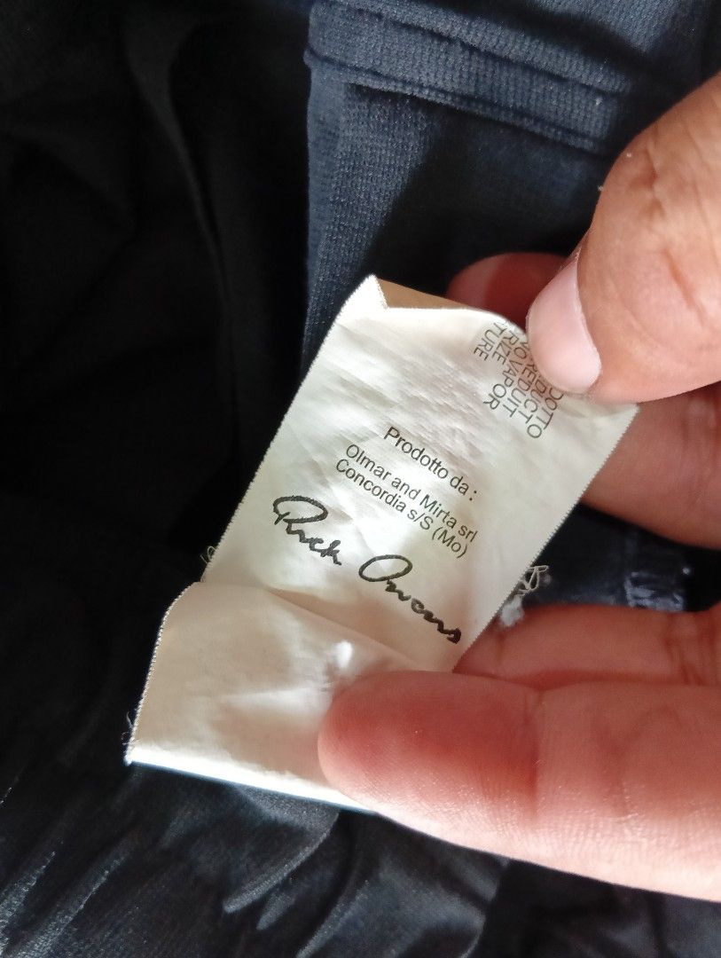 RICK OWENS DROP CROTCH SWEATSHORT (Category: Luxury Apparel) located in San Carlos City. Submitted by hufcanoy00671 (Listing ID 1463148749, Image 3). Description: 26-32W-23L-9L.O VERY GOOD CONDITION.