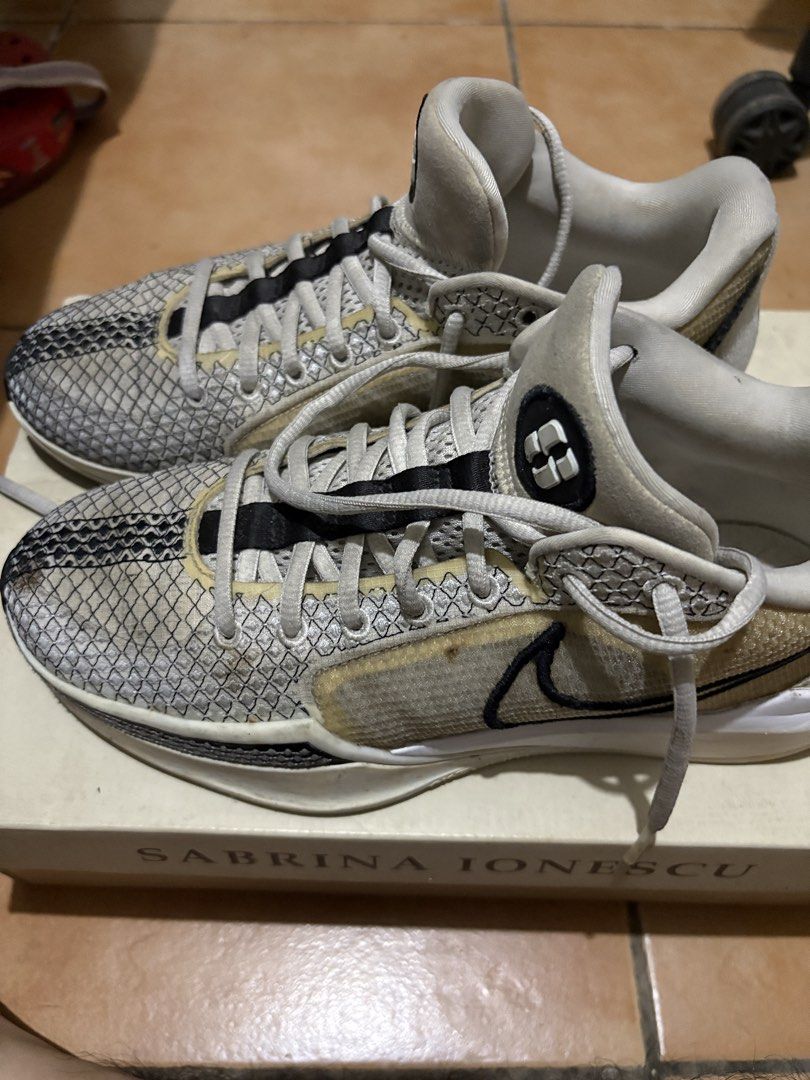 Sabrina 1 (Category: Sneakers) located in San Juan City. Submitted by newdeer.0af166 (Listing ID 1463181941, Image 2). Description: Nike Sabrina 1 EP – White/Black/Fogball Grey 📌 Size: Women’s US 8.5 / Men’s US 7 / EU 40 / 25.5cm 📌 Condition: Good condition 📌 Usage: Used only around 5 times 📌 Reason for selling: Natambak na lang and no longer being used 📌 Note: Needs cleaning lang, especially sa upper/outsole. No major damage..