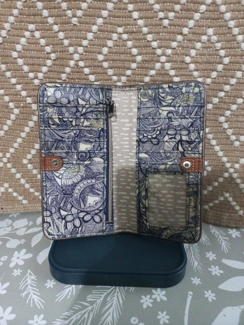 Sakroots Wallet Floral Pattern (Category: Wallets & Card holders) located in Naga. Submitted by greatchance (Listing ID 1463170821, Image 3). Description: - Sakroots wallet with a unique blue and white floral print. - Secure snap closure. - Interior zippered coin pocket. - Multiple card slots for easy organization. - Clear ID window for quick access. - Perfect for keeping your essentials tidy..