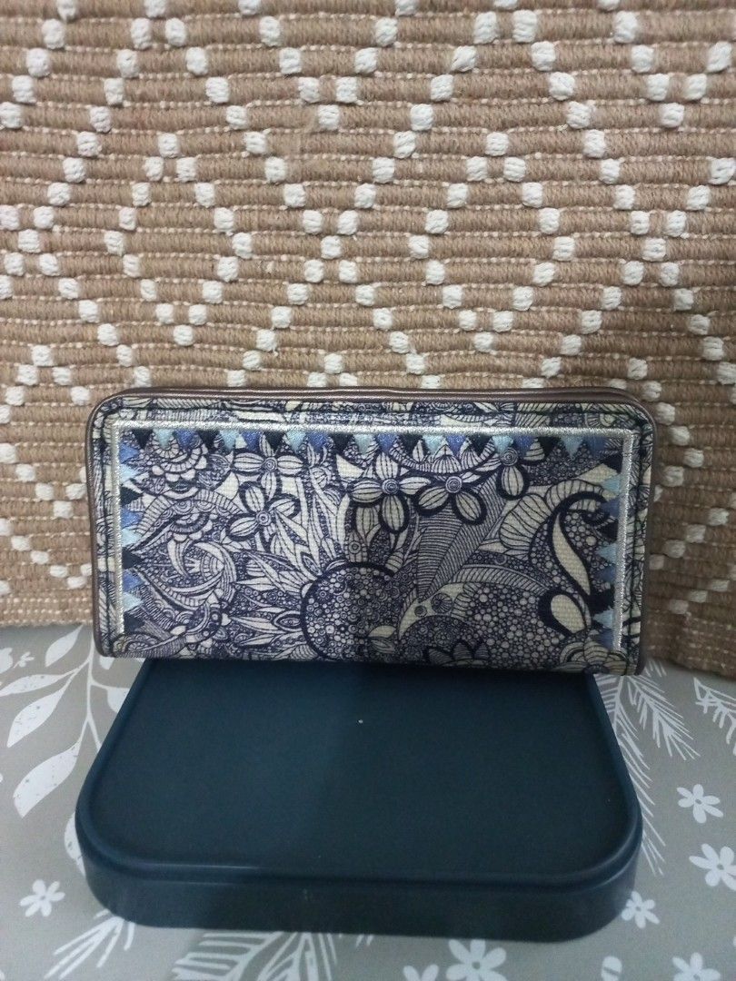 Sakroots Wallet Floral Pattern (Category: Wallets & Card holders) located in Naga. Submitted by greatchance (Listing ID 1463170821, Image 2). Description: - Sakroots wallet with a unique blue and white floral print. - Secure snap closure. - Interior zippered coin pocket. - Multiple card slots for easy organization. - Clear ID window for quick access. - Perfect for keeping your essentials tidy..