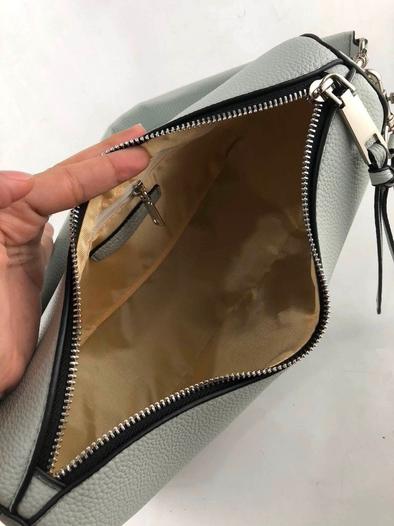 SALE!! MARC JACOB DRIFTER LARGE BAG (Category: Luxury Bags & Wallets) located in Pasig City. Submitted by titalana2011991 (Listing ID 1463148737, Image 3). Description: BRANDNEW COMPLETE INCLUSIONS ON HAND SAMEDAY DELIVERY WHAT U SEE IS WHAT U GET ❌️ NO MEET UP IF IN DOUBT DONT BUY.