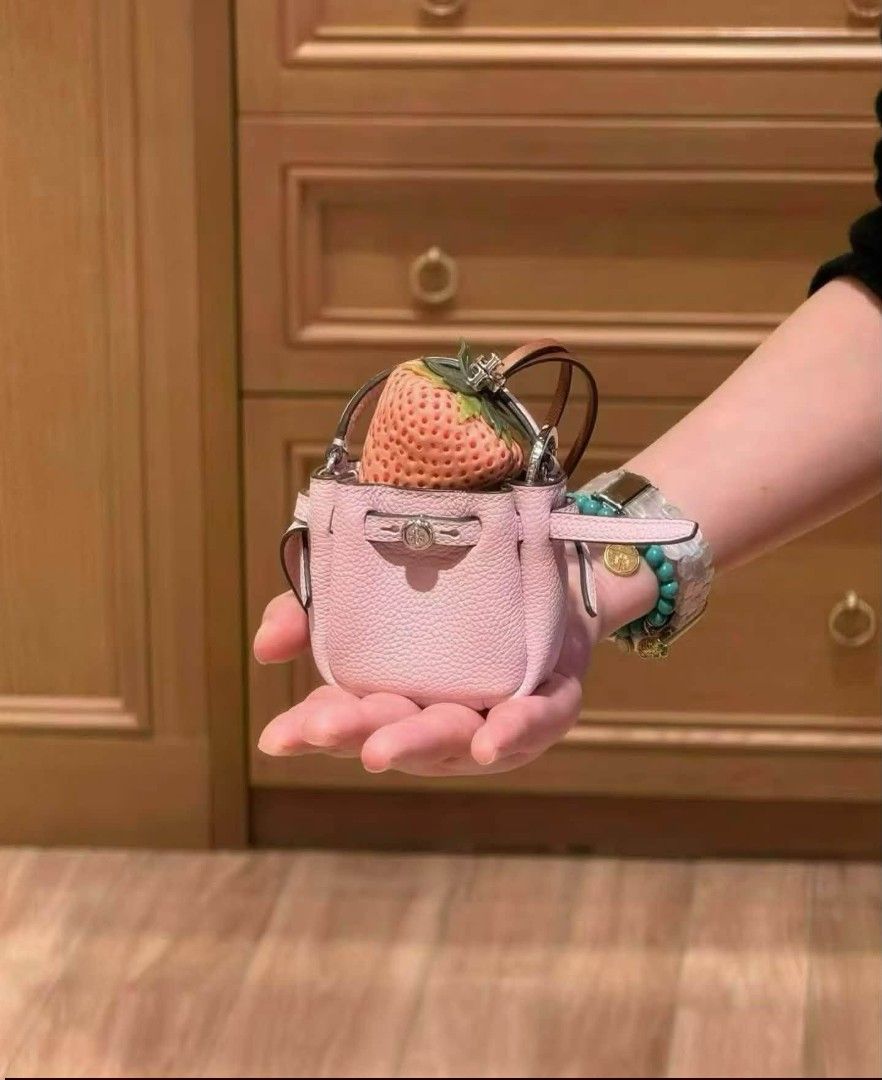 SALE!!.TORY BURCH BAG CHARM (Category: Charms) located in Pasig City. Submitted by titalana2011991 (Listing ID 1463239895, Image 2). Description: FIXED PRICE NO MEET UP PAY AS U ORDER.