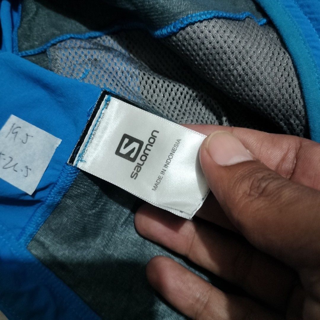 SALOMON WINDSTOPPER JACKET (Category: Coats, Jackets and Outerwear) located in Sariaya. Submitted by social_animalz (Listing ID 1463295374, Image 3). Description: 19.5 x 25 - 26.5 with cracks sa logo, dot stain sa likod( washable i guess) and may nahawa ng print sa sleeve shipping fee is not included.