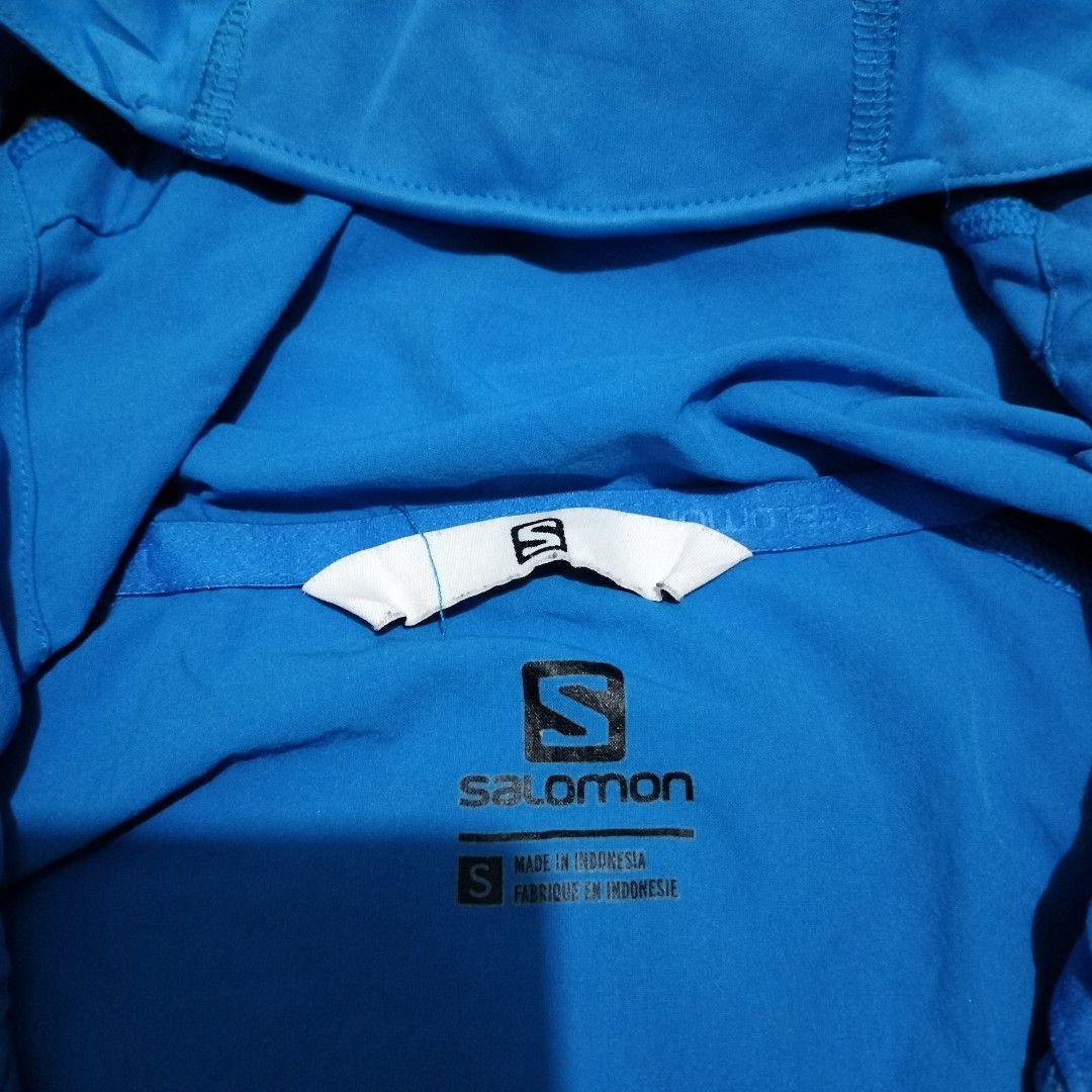 SALOMON WINDSTOPPER JACKET (Category: Coats, Jackets and Outerwear) located in Sariaya. Submitted by social_animalz (Listing ID 1463295374, Image 2). Description: 19.5 x 25 - 26.5 with cracks sa logo, dot stain sa likod( washable i guess) and may nahawa ng print sa sleeve shipping fee is not included.