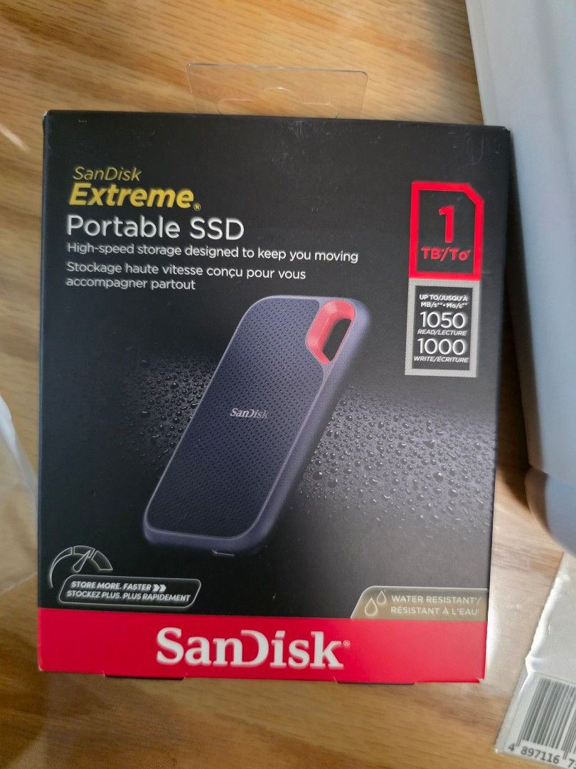 SanDisk Extreme 1TB 外置SSD （分類：硬碟及儲存器）位於 Hong Kong。 由 peter4407 提交（商品編號 1463122590，圖片 1）。簡介： 全新SanDisk Extreme 1TB 便攜式SSD，讀寫速度高達1050MB/s。IP55防水防塵設計，堅固耐用。適合儲存大量相片、影片同埋檔案。細細部，方便攜帶。。