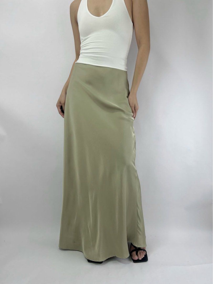 Satin maxi skirt (Category: Skirts) located in Tacloban City. Submitted by homeresmik34297 (Listing ID 1463325419, Image 1). Description: W: 25-30" L: 39".