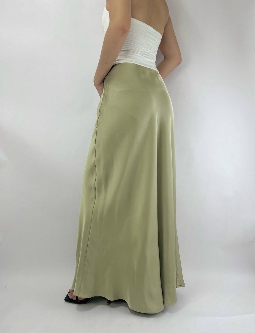 Satin maxi skirt (Category: Skirts) located in Tacloban City. Submitted by homeresmik34297 (Listing ID 1463325419, Image 3). Description: W: 25-30" L: 39".