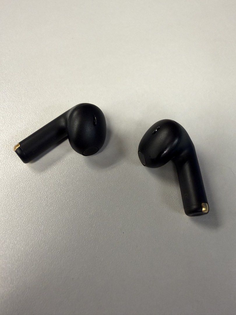 Sennheiser ACCENTUM Open 無線耳機 （分類：頭戴式/罩耳式耳機）位於 Hong Kong。 由 homing1236 提交（商品編號 1463173639，圖片 3）。簡介： 開放式設計，聽歌好舒服。電量夠用 28 小時，唔使成日差電。跟埋充電線同個盒。有興趣就快啲聯絡我啦！。