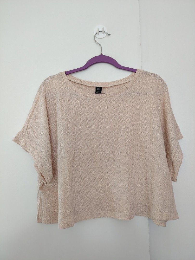 SHEIN VCAY Plus Solid Batwing Sleeve Waffle Knit Tee (Category: Blouses) located in Manila. Submitted by wisepenguin.89f414 (Listing ID 1463229723, Image 1). Description: - Lightweight textured top from SHEIN - Cropped style with short sleeves - Subtle waffle-like fabric pattern - Comfortable and casual design - Ideal for everyday wear.