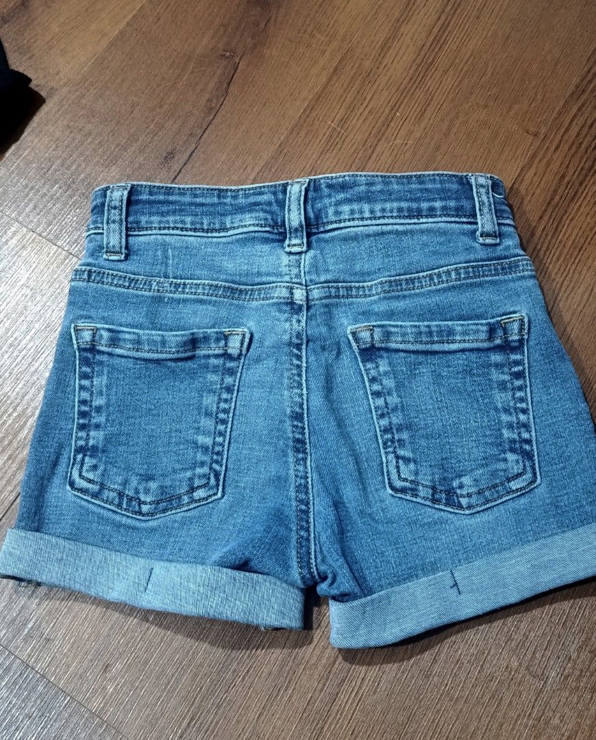 Shorts Amazon Essentials (Category: Shorts) located in Talisay. Submitted by coachobsessed (Listing ID 1463232137, Image 2). Description: XXS size 21.