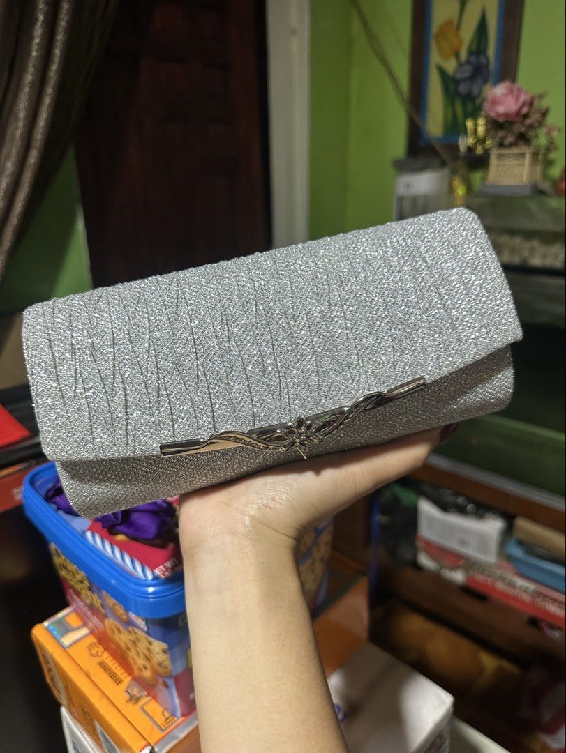 Silver Clutch Bag (Category: Clutches) located in Quezon City. Submitted by yceeey (Listing ID 1463235557, Image 2). Description: Cluth Bag Silver With sling 1x used 149 pesos only shein brand.