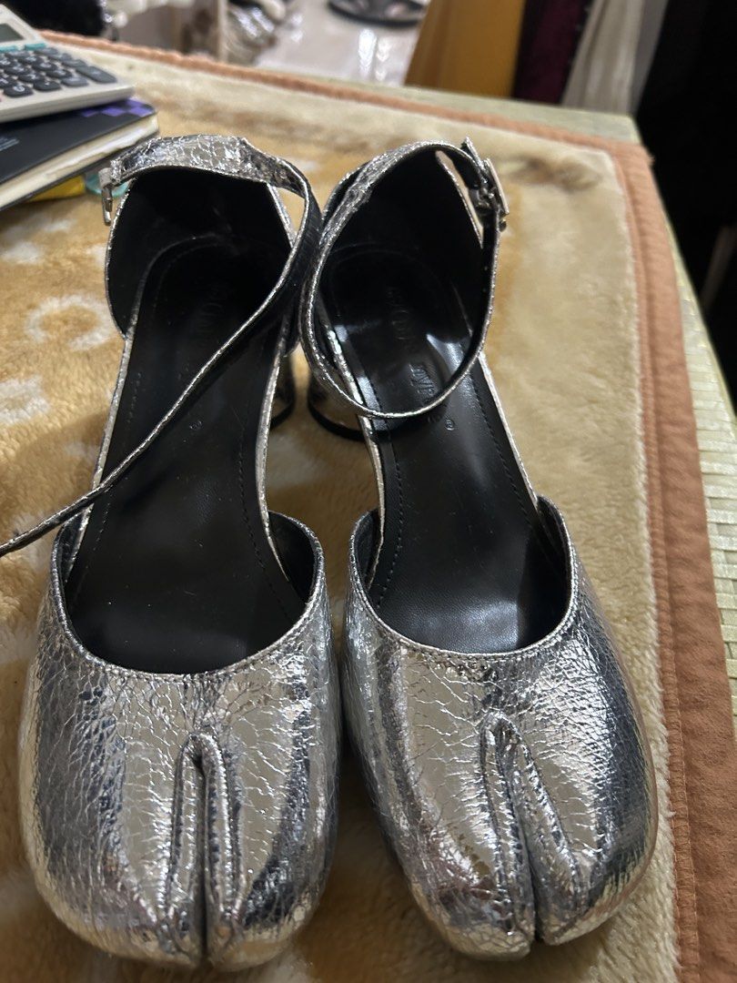 Silver sandal with split toe style size 39 (Category: Heels) located in Cavite. Submitted by cecitrifthshop (Listing ID 1463131296, Image 1). Description: Silver sandals with split toe style size 39 good condition like new japan made .