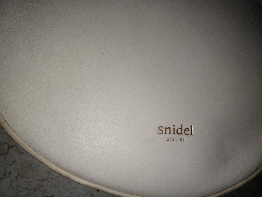 Snidel white round sling bag (Category: Purses & Pouches) located in Meycauayan. Submitted by midori61 (Listing ID 1463208106, Image 3). Description: signs of usage check photos for condition.