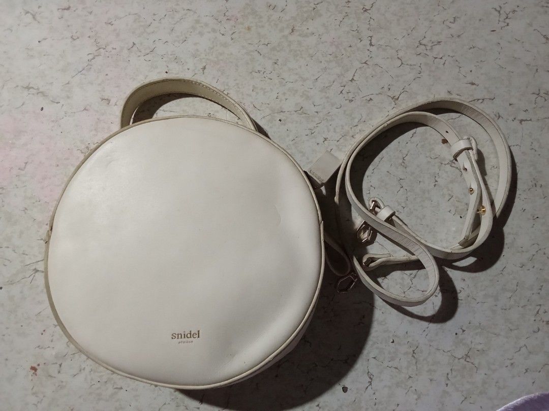 Snidel white round sling bag (Category: Purses & Pouches) located in Meycauayan. Submitted by midori61 (Listing ID 1463208106, Image 1). Description: signs of usage check photos for condition.