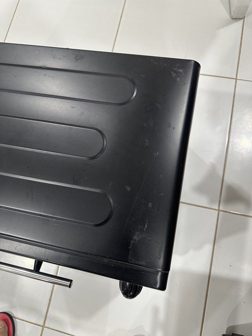 Sonio Oven (Category: Ovens & Toasters) located in Quezon City. Submitted by hellosydney78 (Listing ID 1463139662, Image 3). Description: - Sonic Brand Oven - Multiple heat settings and timer function - Comes with baking tray and wire rack - Perfect for baking, toasting, and reheating - Minor exterior scuffs from normal use, but fully functional RFS: Nakapag upgrade na sa dream oven Seller is not reliable for product mishandling caused by the buy