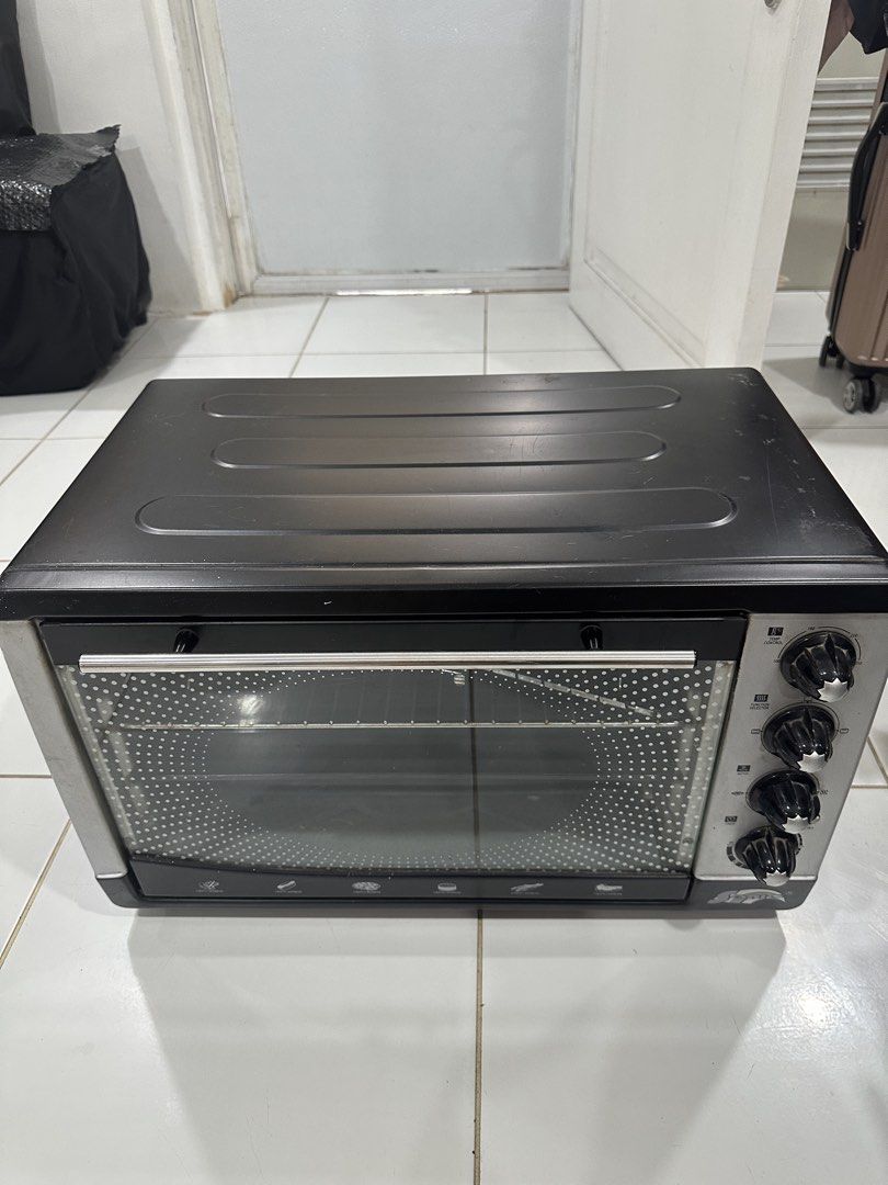 Sonio Oven (Category: Ovens & Toasters) located in Quezon City. Submitted by hellosydney78 (Listing ID 1463139662, Image 1). Description: - Sonic Brand Oven - Multiple heat settings and timer function - Comes with baking tray and wire rack - Perfect for baking, toasting, and reheating - Minor exterior scuffs from normal use, but fully functional RFS: Nakapag upgrade na sa dream oven Seller is not reliable for product mishandling caused by the buy