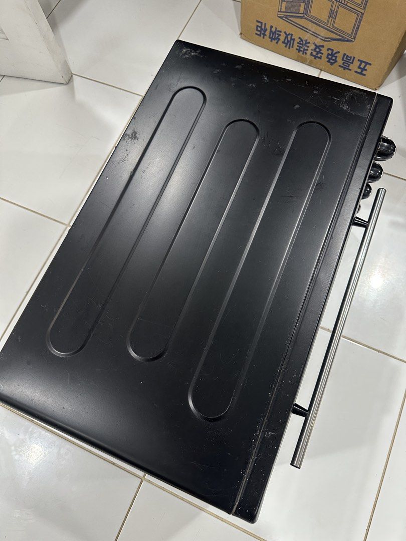 Sonio Oven (Category: Ovens & Toasters) located in Quezon City. Submitted by hellosydney78 (Listing ID 1463139662, Image 2). Description: - Sonic Brand Oven - Multiple heat settings and timer function - Comes with baking tray and wire rack - Perfect for baking, toasting, and reheating - Minor exterior scuffs from normal use, but fully functional RFS: Nakapag upgrade na sa dream oven Seller is not reliable for product mishandling caused by the buy