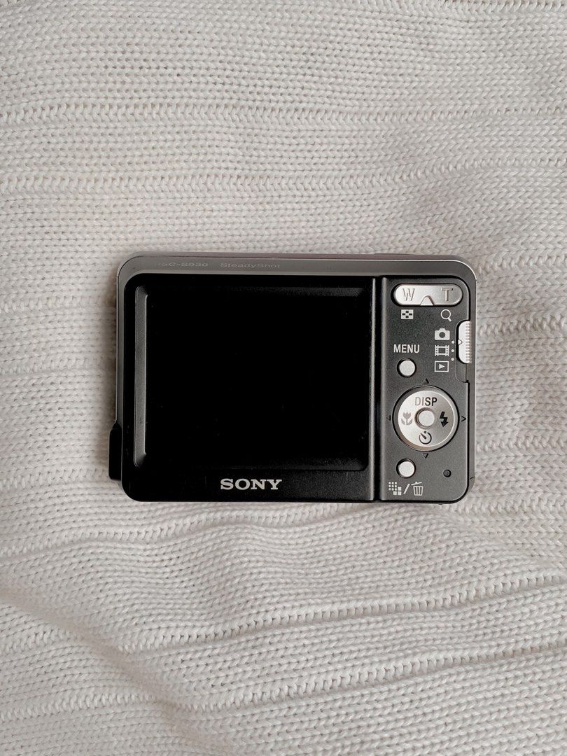Sony Cybershot DSC-S930 (Category: Cameras) located in Manila. Submitted by pauleans_web (Listing ID 1463185399, Image 2). Description: ༘˚⋆ ʚɞ｡⋆𖦹.˚ Sony Cybershot DSC-S930 ⤷ ₱2,999 🧸ིྀ • 10.1 MP CCD sensor • 3× optical zoom (35–105mm) • 2.4” LCD screen • Fully functional (zoom, button, video, filters.,etc) 𑣲⋆ Issue/s: Lcd Burn [output not affected:)] ˖°📷 ༘ 𝙞𝙣𝙘𝙡𝙪𝙨𝙞𝙤𝙣𝙨: Camera unit, battery 💌 FAQ: note that this is a pre-loved camera