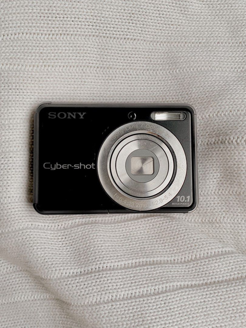 Sony Cybershot DSC-S930 (Category: Cameras) located in Manila. Submitted by pauleans_web (Listing ID 1463185399, Image 1). Description: ༘˚⋆ ʚɞ｡⋆𖦹.˚ Sony Cybershot DSC-S930 ⤷ ₱2,999 🧸ིྀ • 10.1 MP CCD sensor • 3× optical zoom (35–105mm) • 2.4” LCD screen • Fully functional (zoom, button, video, filters.,etc) 𑣲⋆ Issue/s: Lcd Burn [output not affected:)] ˖°📷 ༘ 𝙞𝙣𝙘𝙡𝙪𝙨𝙞𝙤𝙣𝙨: Camera unit, battery 💌 FAQ: note that this is a pre-loved camera